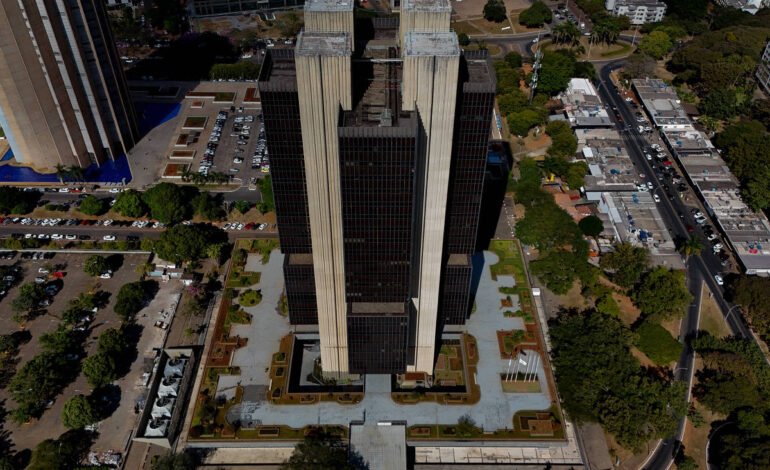 Dólar abre estável nesta quinta-feira após Copom manter Selic a 15% e EUA cortar juros