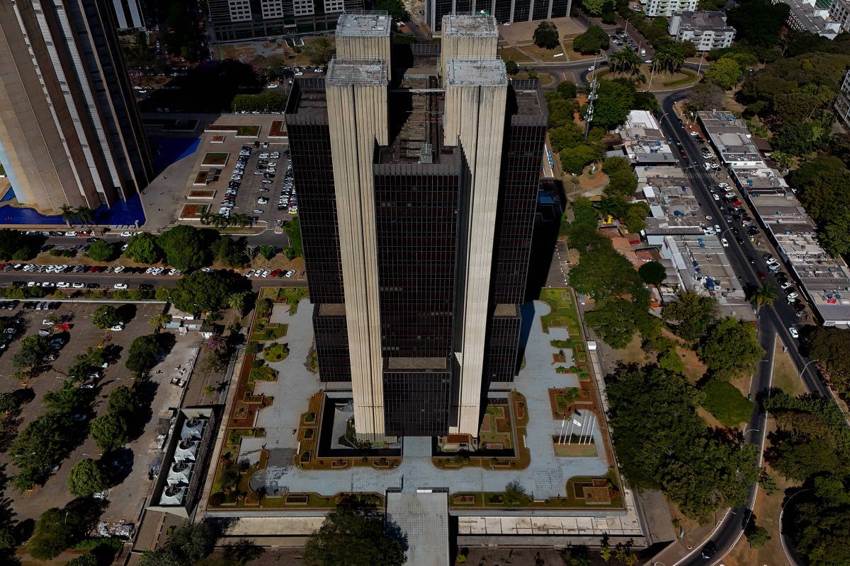 Dólar abre estável nesta quinta-feira após Copom manter Selic a 15% e EUA cortar juros