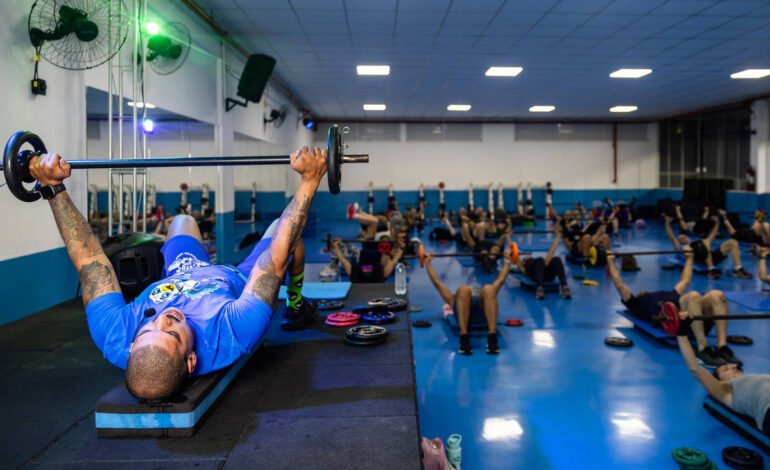 Aulas de body pump ajudam a emagrecer e a tonificar os músculos com diversão