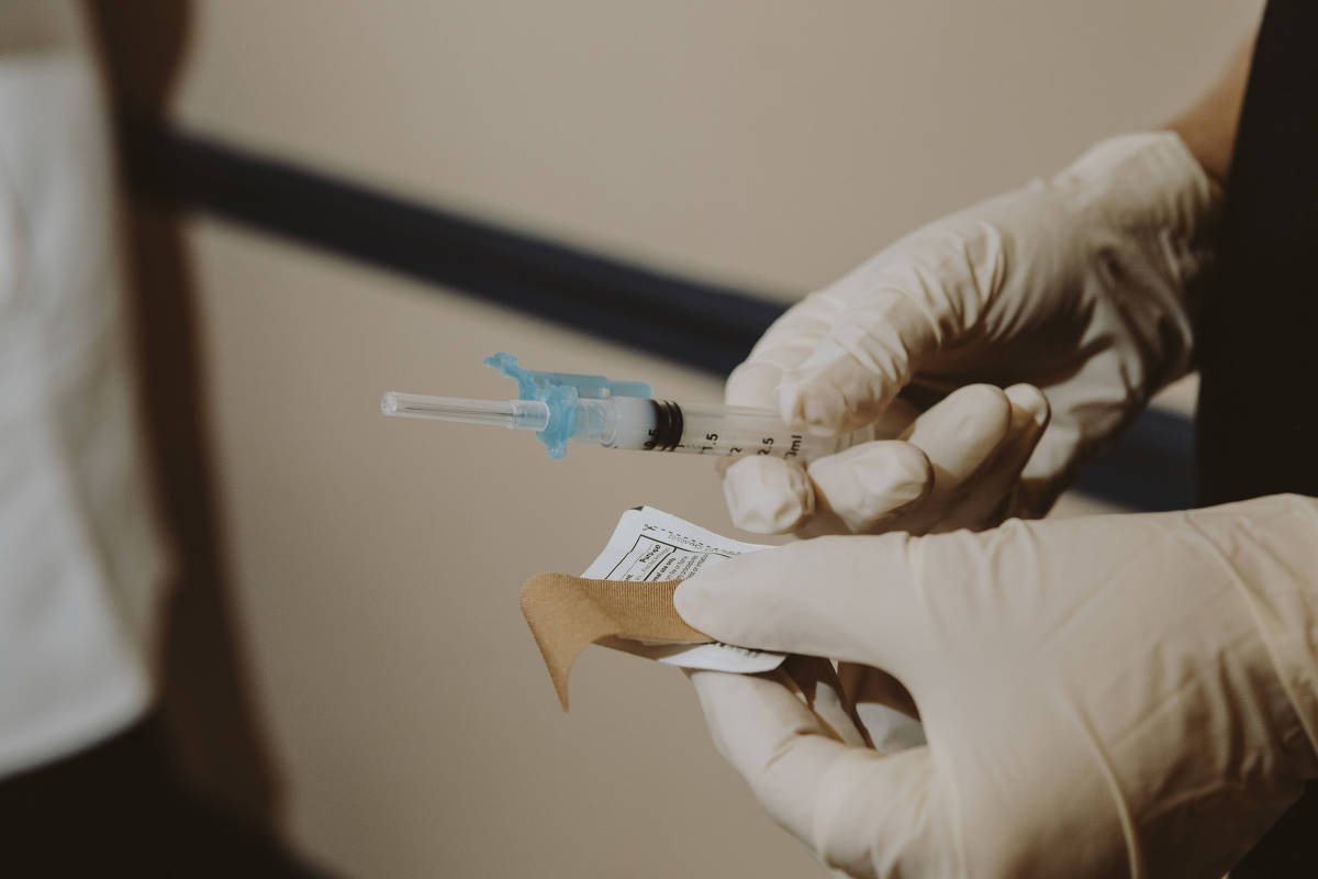 EUA planejam colocar alerta como o de tarja preta em vacinas contra Covid