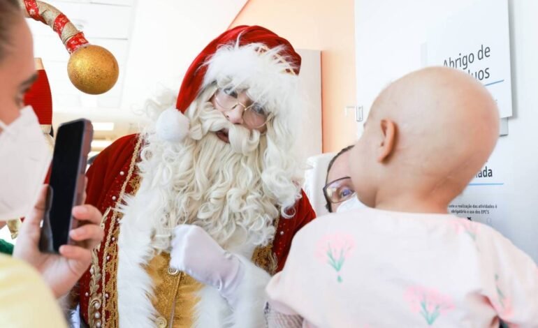 Hospital de câncer infantil de SP celebra Natal com balé nas alturas e visita de Reynaldo Gianecchini