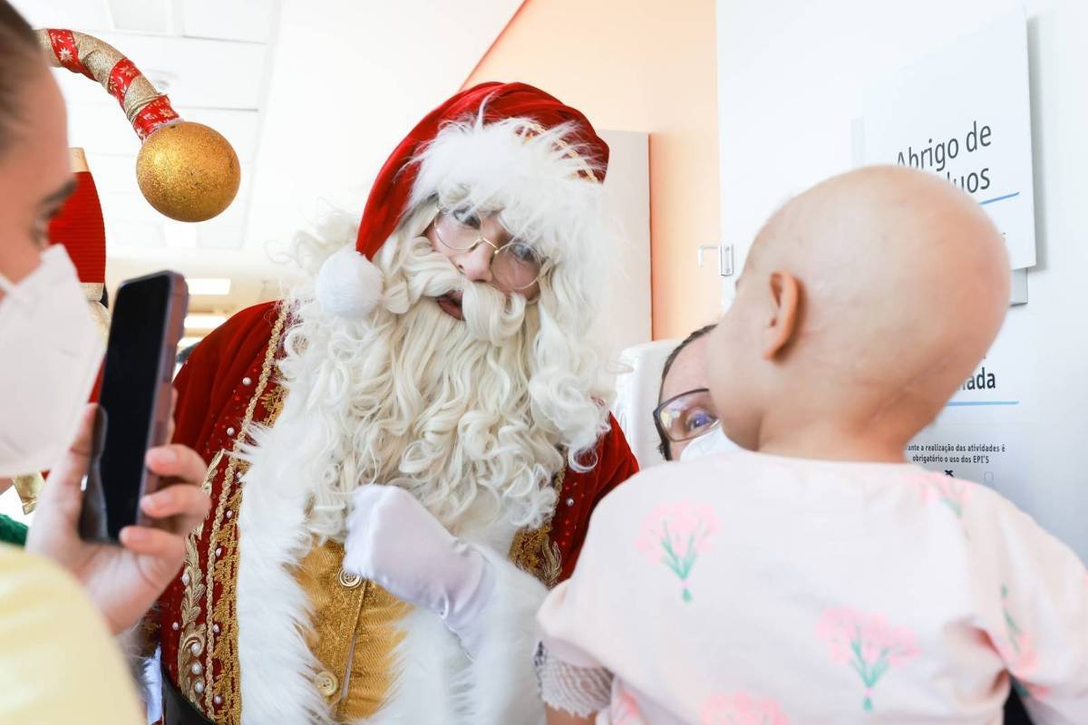 Hospital de câncer infantil de SP celebra Natal com balé nas alturas e visita de Reynaldo Gianecchini