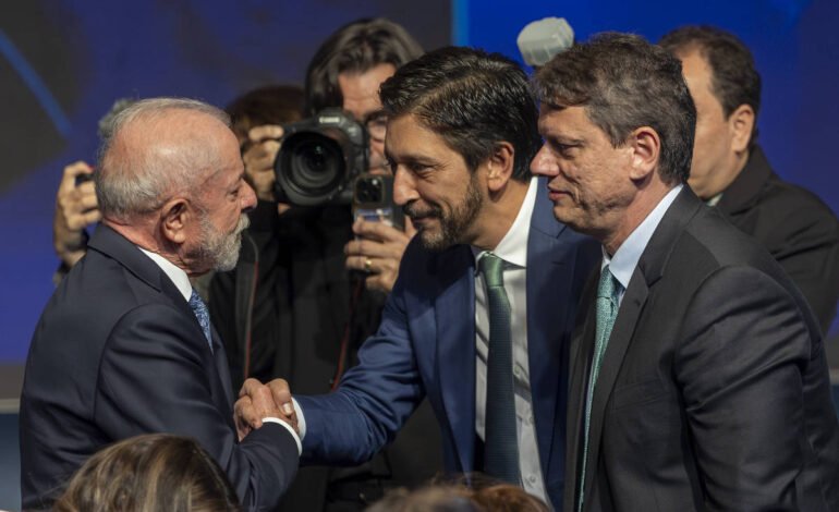 Nunes e Tarcísio se reúnem com ministro de Lula em SP para pressionar Enel