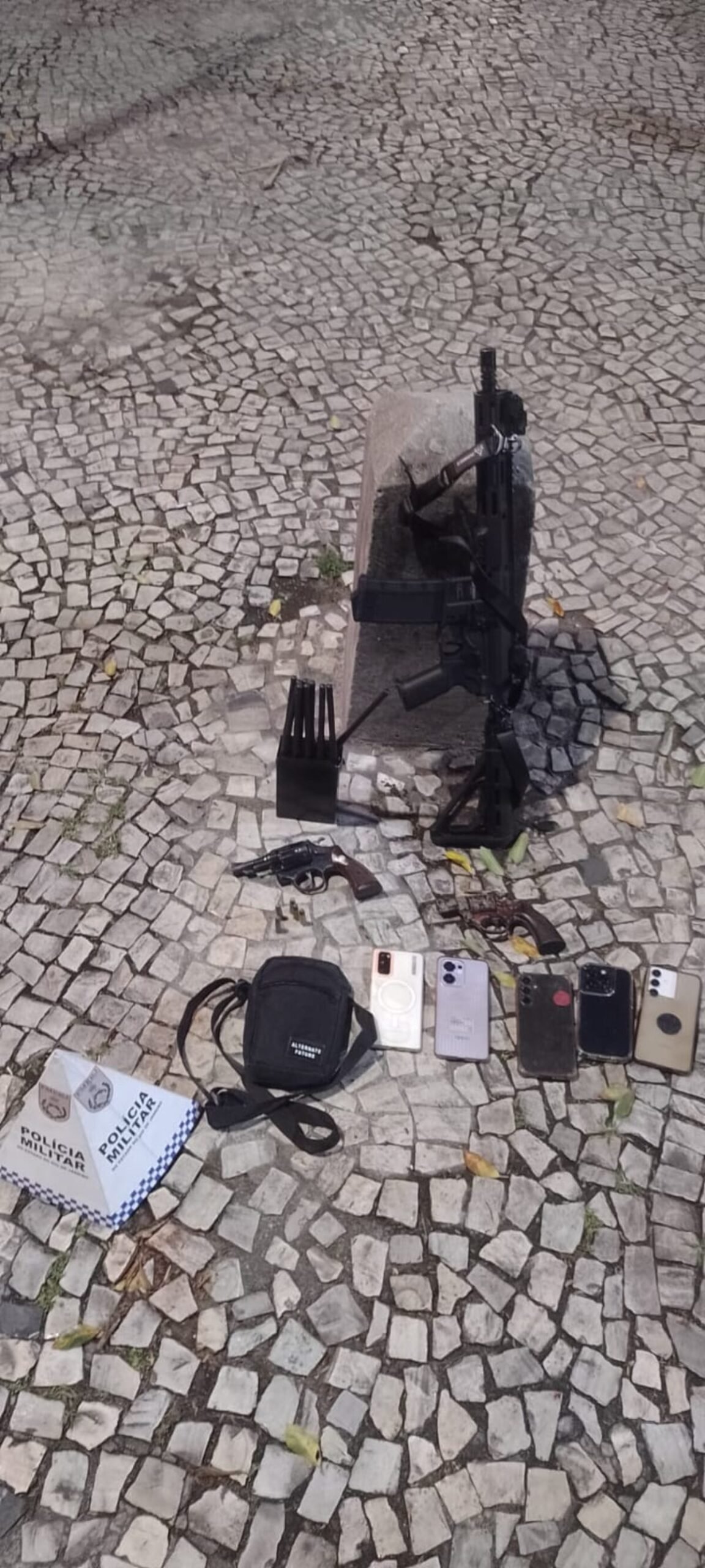 Perseguição no Rio de Janeiro termina com 1 morto e 5 presos