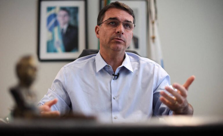 Flávio e Carlos atacam Moraes após ministro manter Bolsonaro preso na PF