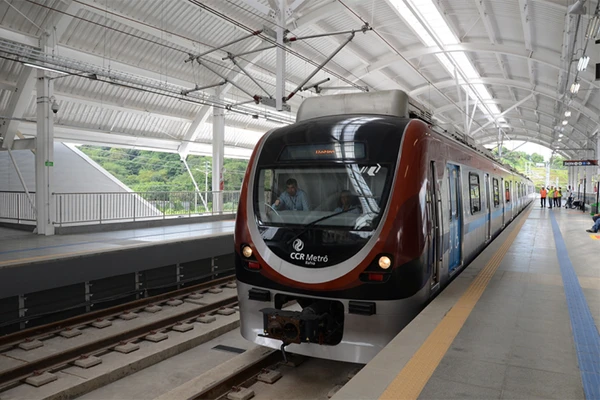 Assaltante esfaqueia duas pessoas em estação do metrô de Salvador