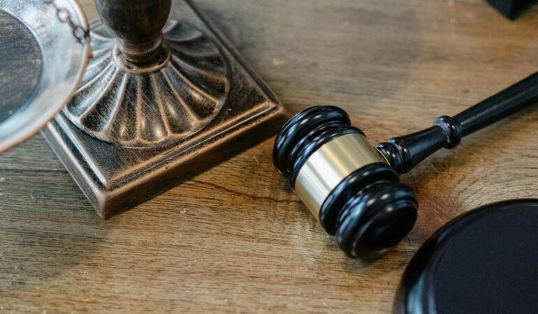 Empresa de Lavras é condenada a pagar R$ 100 mil por assédio moral com conteúdo homofóbico