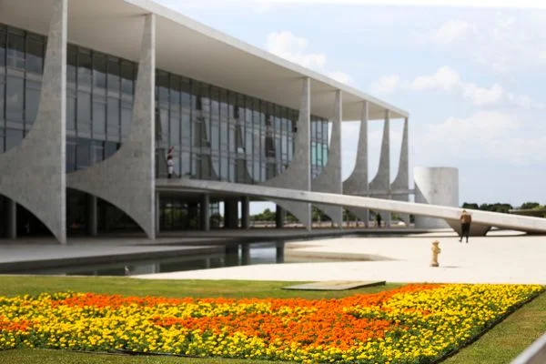 Posse de presidente e governadores terá nova data a partir de 2027