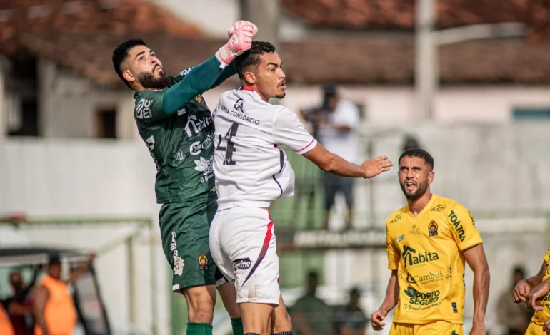 Vitória empata novamente e sofre com expulsão de Pablo no Baianão