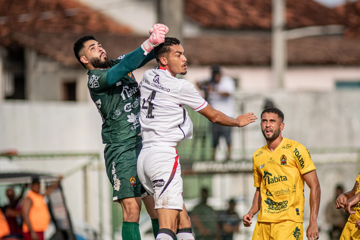 Vitória empata novamente e sofre com expulsão de Pablo no Baianão
