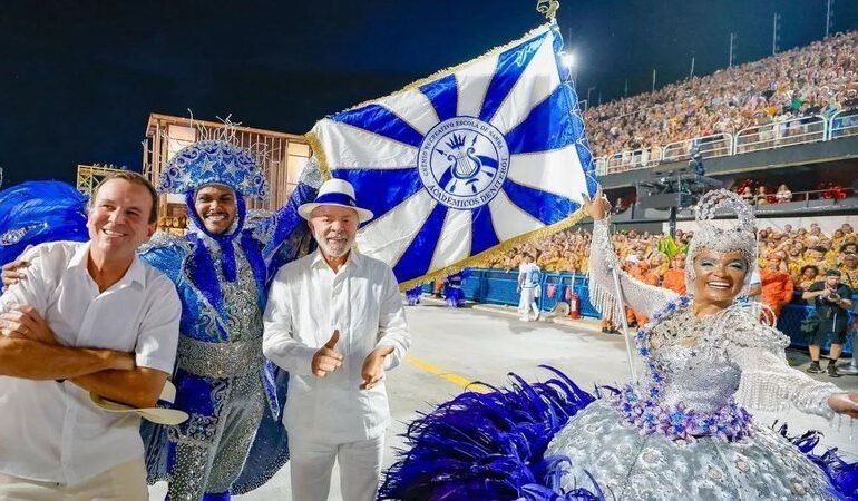 Presença de Lula na Sapucaí gera reações no primeiro dia de desfiles