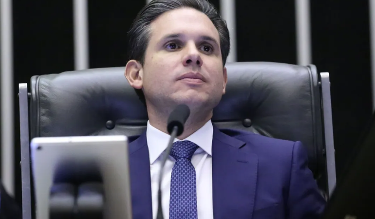 Hugo Motta é vaiado em evento de pré-Carnaval em João Pessoa