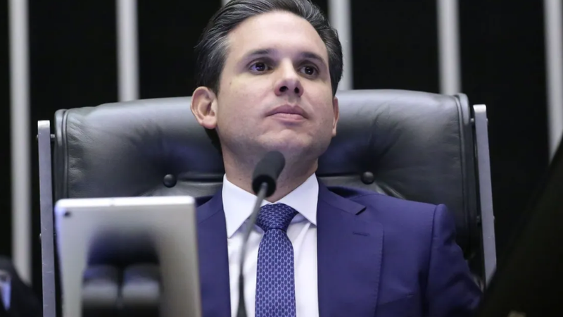 Hugo Motta é vaiado em evento de pré-Carnaval em João Pessoa