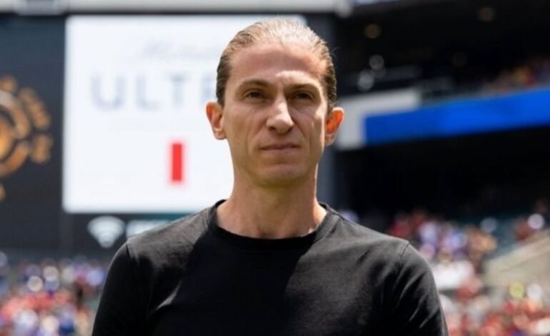 Técnico do Flamengo afirma que caso de racismo contra Vini Jr é ‘isolado’