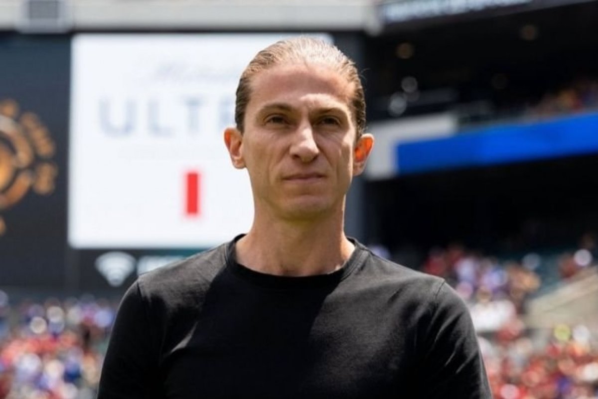 Técnico do Flamengo afirma que caso de racismo contra Vini Jr é ‘isolado’