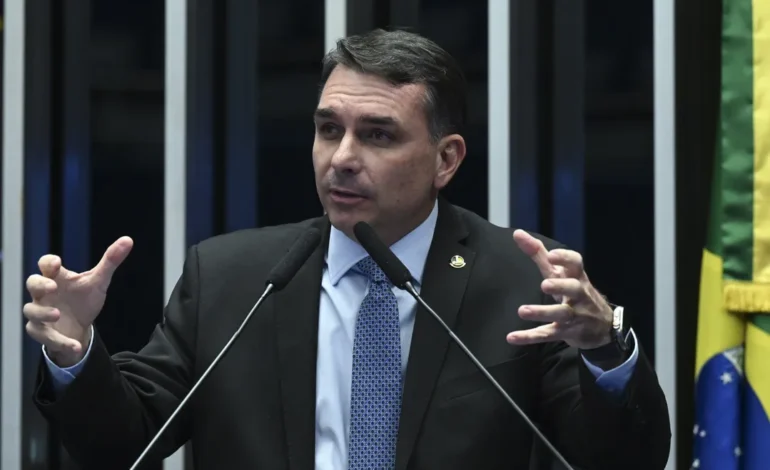 Flávio Bolsonaro pressiona Ratinho Júnior a desistir da disputa presidencial