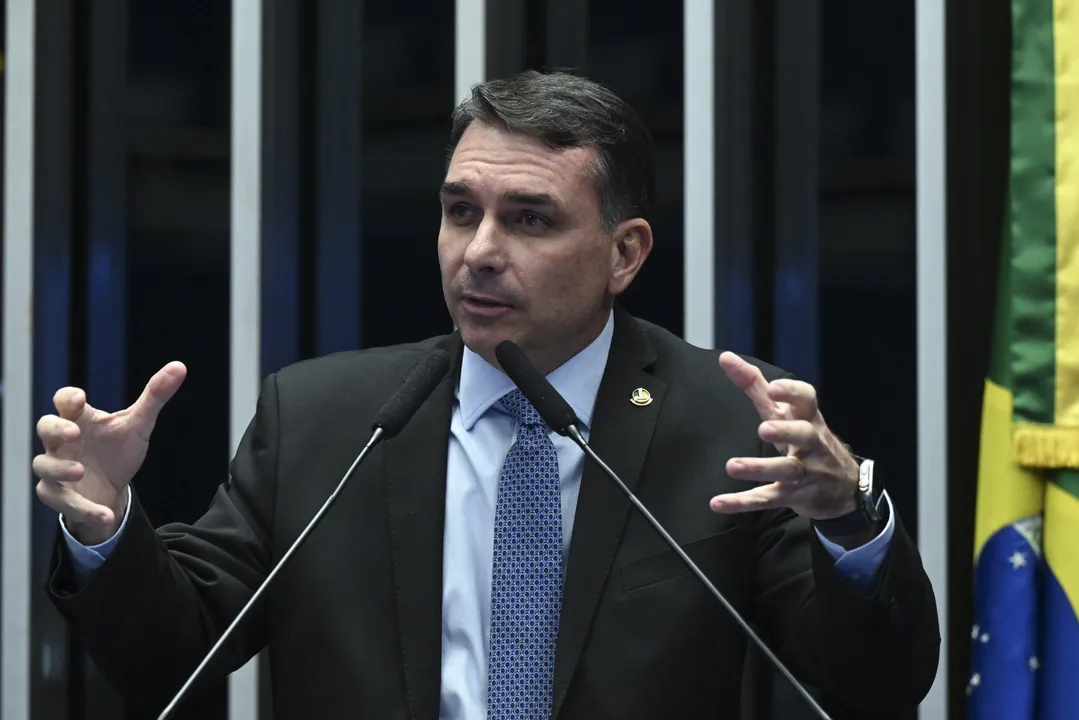Flávio Bolsonaro pressiona Ratinho Júnior a desistir da disputa presidencial