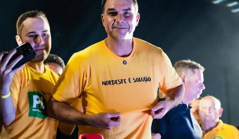 Flávio Bolsonaro articula ofensiva mirando Presidência