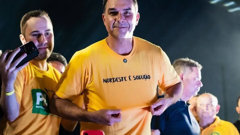 Flávio Bolsonaro articula ofensiva mirando Presidência