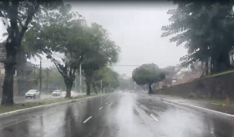 Chuvas cancelam atividades marítimas no aniversário de Salvador