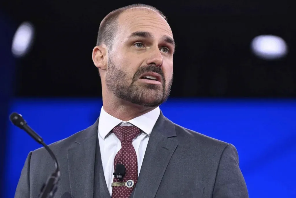 Eduardo Bolsonaro tem 15 dias para se defender em processo da Polícia Federal