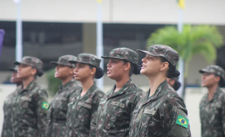 Primeira turma feminina de recrutas do Exército é apresentada em Salvador