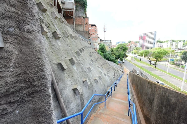 Prefeitura entrega contenção de encosta no Garcia