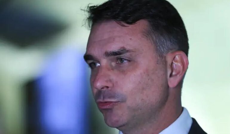 Flávio tenta conter crise no bolsonarismo