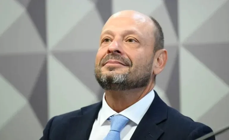 Lula demite presidente do INSS após alta na fila de benefícios