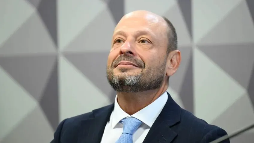 Lula demite presidente do INSS após alta na fila de benefícios