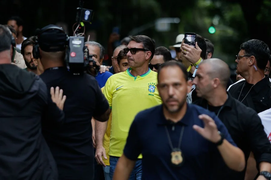 Flávio Bolsonaro revela uso de colete à prova de balas na pré-campanha