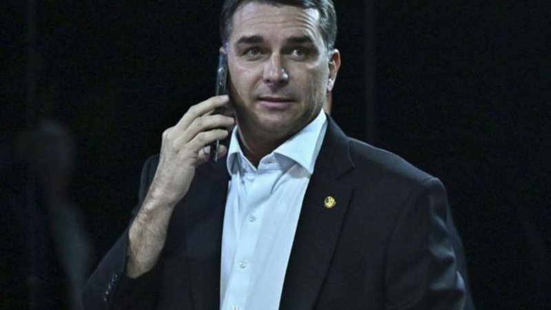 Flávio Bolsonaro tem 60% de imagem negativa